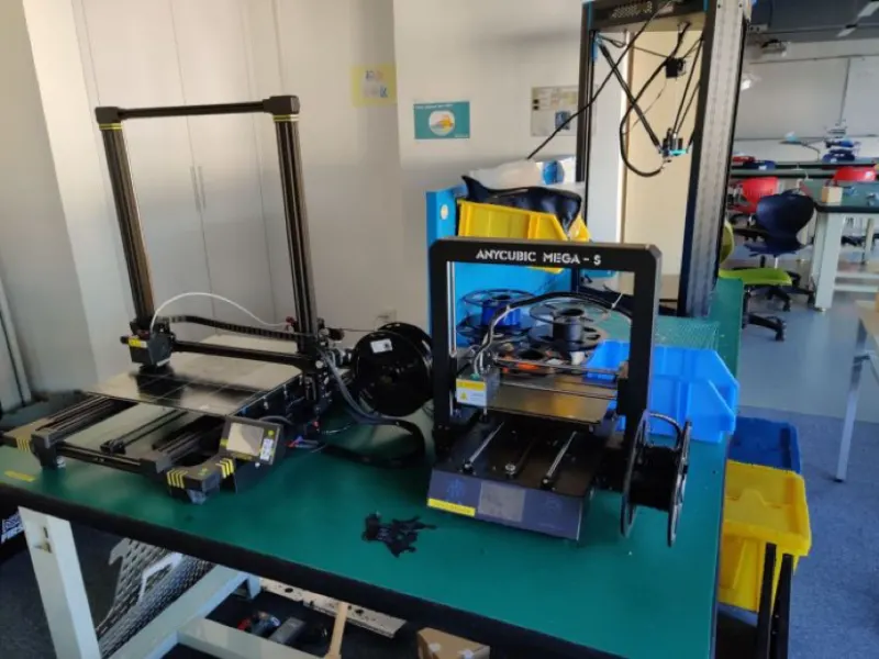 Shown in the pictures are three 3D printers in different models. They can accomodate various productive needs.