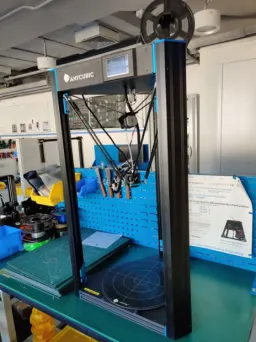 The picture shows three 3D printers that can print out 3D models