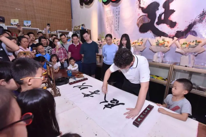 Chinese Classics Embrace Western History: The Application Road of Calligraphy Youth